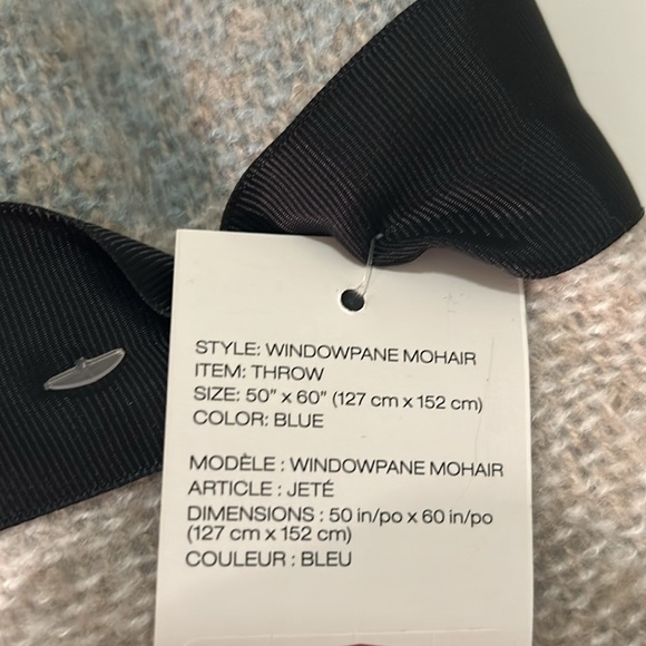 New DKNY throw 50’’ x 60’’ (127 cm x 152 cm) - Picture 2 of 5